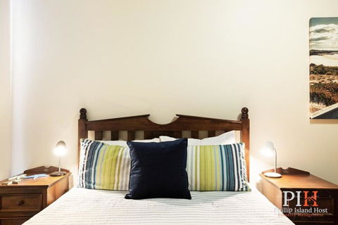 Sandy Bay Getaway W Spa 4 Bdr - Pubs and Clubs 2