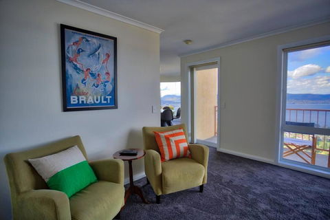 Sandy Bay Townhouse - Pubs and Clubs 1