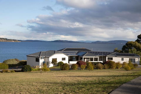Sea View Guest House - Pubs and Clubs 0