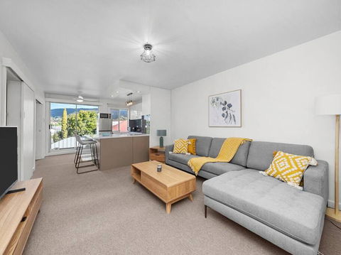 Sandy Bay Apartment With Hobart River View, Near UTAS - Stroll To Cafes And Shops - Pubs and Clubs 0