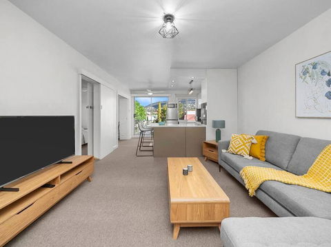 Sandy Bay Apartment With Hobart River View, Near UTAS - Stroll To Cafes And Shops - Pubs and Clubs 2