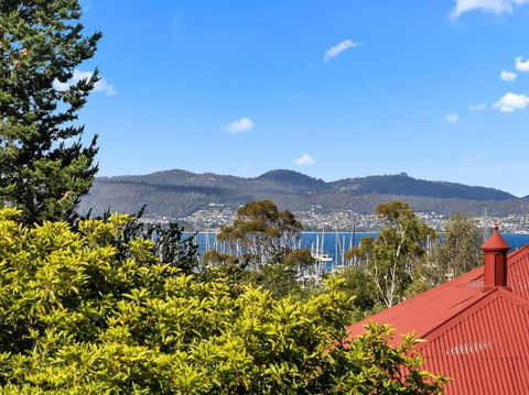 Sandy Bay Apartment With Hobart River View, Near UTAS - Stroll To Cafes And Shops - Pubs and Clubs 1