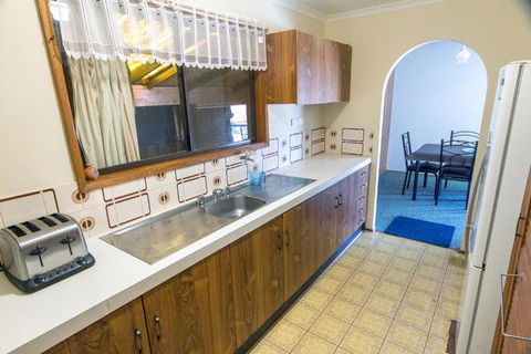Smoky Bay Holiday Home - Pubs and Clubs 3