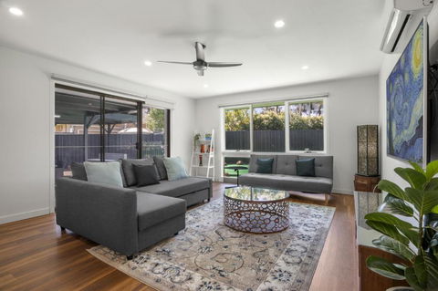 Spacious 3-Bed House With Outdoor Dining & BBQ - Pubs and Clubs 0