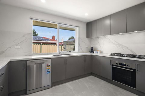 Spacious 3-Bed House With Outdoor Dining & BBQ - Pubs and Clubs 2