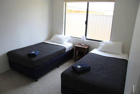 Southern River Family Accommodation. Free WiFi - Go Out 1