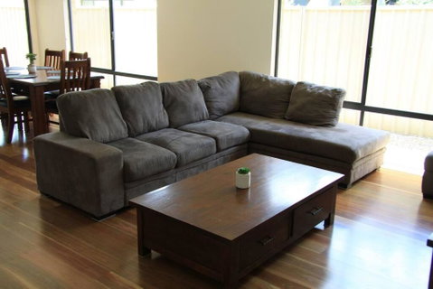 Southern River Family Accommodation. Free WiFi - Go Out 2