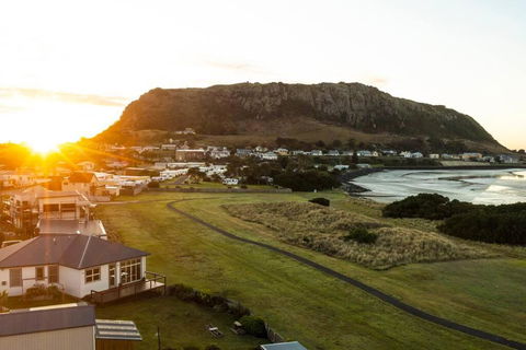 Stanley Beach House With Stunning Nut Views! - Pubs and Clubs 1