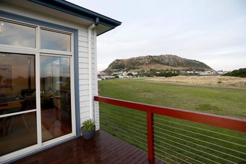 Stanley Beach House With Stunning Nut Views! - Pubs and Clubs 3