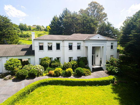 StayAU Expansive 7BR Villa Scenic Warrandyte - Pubs and Clubs 1