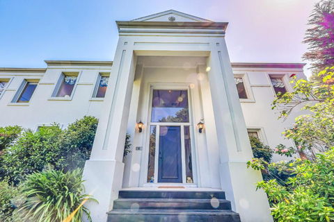 StayAU Expansive 7BR Villa Scenic Warrandyte - Pubs and Clubs 2