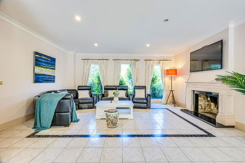 StayAU Expansive 7BR Villa Scenic Warrandyte - Pubs and Clubs 3