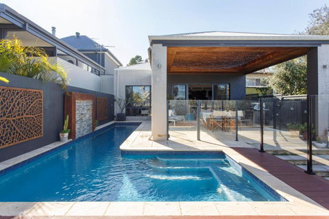 Stella Retreat - Townhouse With Pool - Pubs and Clubs 0