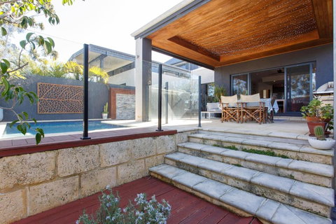 Stella Retreat - Townhouse With Pool - Pubs and Clubs 2