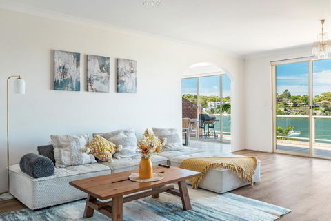 Stunning Waterfront Place With Swimpool, Harbour View And Free P - Pubs and Clubs 0