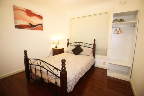Sunny House - Melbourne Airport Home - Pubs and Clubs 1