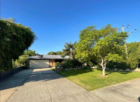 Surf Stay - Pubs and Clubs 0