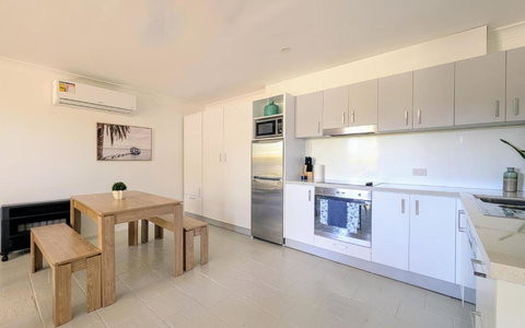 Surf Stay - Pubs and Clubs 3