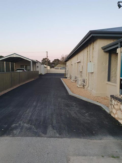 The Bend Abode - Pubs and Clubs 3