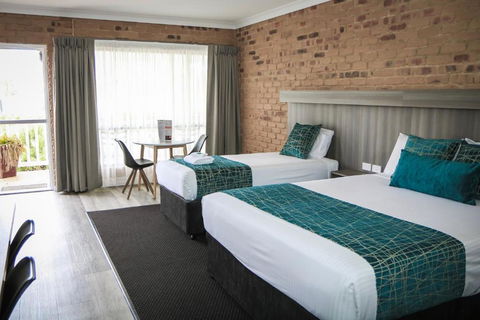 The Club Motor Inn Chinchilla - Pubs and Clubs 0