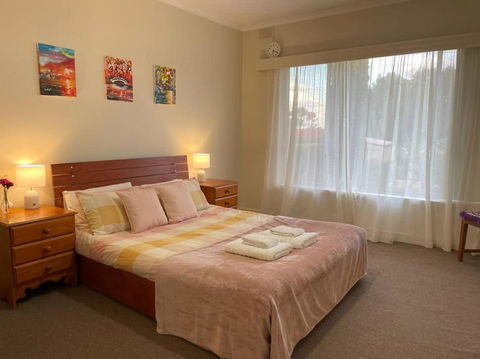 The Hidden Gem Exquisite 3BR Retreat In Berri - Pubs and Clubs 1