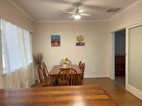 The Hidden Gem Exquisite 3BR Retreat In Berri - Pubs and Clubs 2
