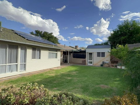 The Hidden Gem Exquisite 3BR Retreat In Berri - Pubs and Clubs 0