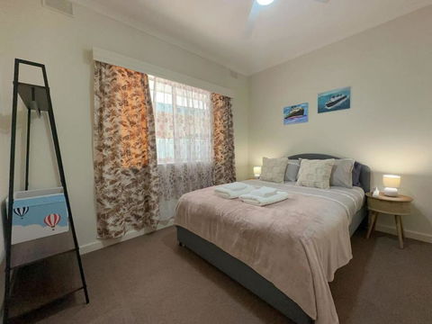 The Hidden Gem Exquisite 3BR Retreat In Berri - Pubs and Clubs 3