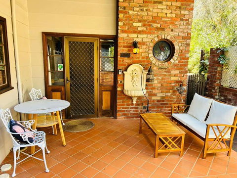 The Hideaway At Gooseberry Hill - Pubs and Clubs 1
