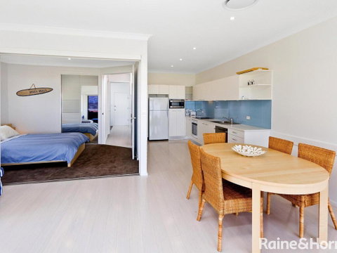 Beachside Bungalow #4 - 4/139 Avoca Drive, Avoca Beach - Pubs and Clubs 3
