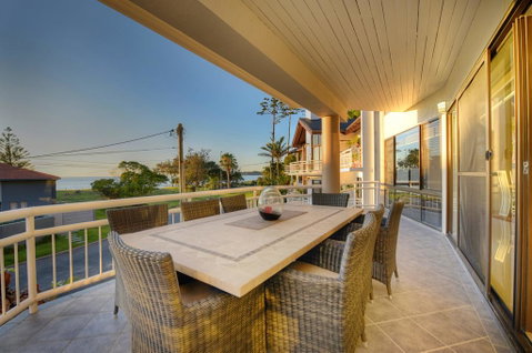 BEACHSIDE MANOR - Walk To The Beach - Pubs and Clubs 2