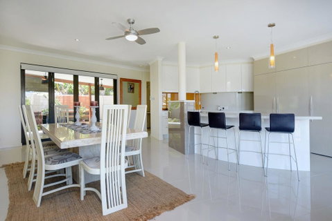 BEACHSIDE MANOR - Walk To The Beach - Pubs and Clubs 3