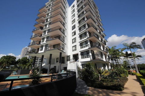 Beachside Neptune Resort Apt Upgraded! - Pubs and Clubs 1