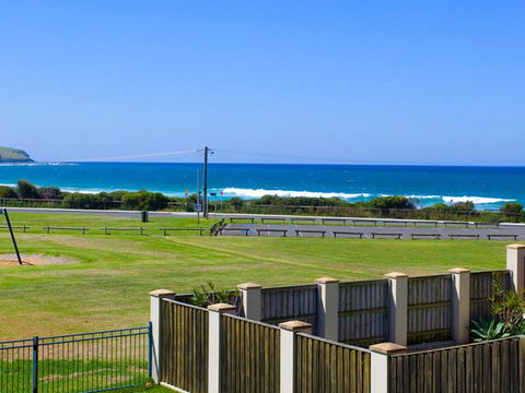 Beachside Retreat - Pubs and Clubs 0