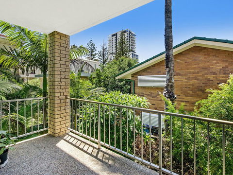 Beachside Unit Near Convention Centre - Pubs and Clubs 2