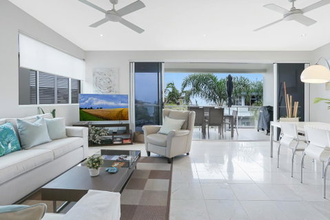 Beachside Vibes, Sunshine Beach - Go Out 1