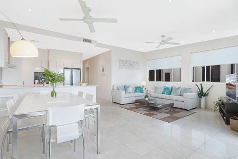 Beachside Vibes, Sunshine Beach - Go Out 3