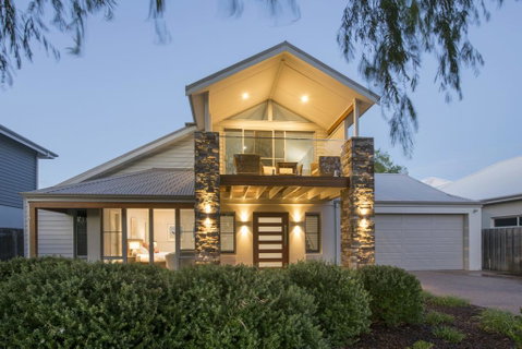 Beachstone - Stylish Spacious Home Opposite Beach And Close To Town - Go Out 0