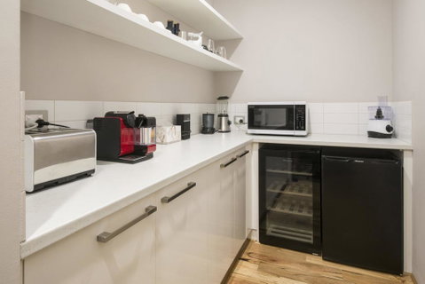 Beachstone - Stylish Spacious Home Opposite Beach And Close To Town - Go Out 2