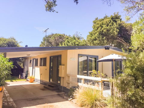 Beachwalk Cottage - Pubs and Clubs 3