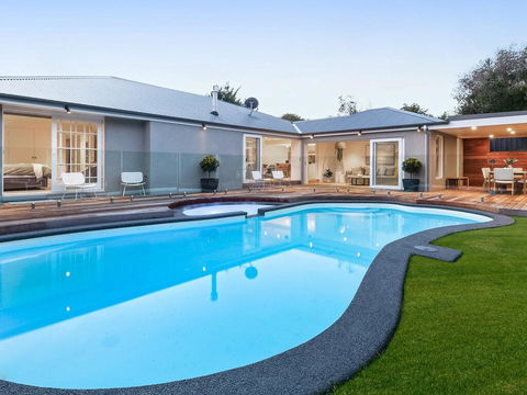 Bella Casa - Luxury Boutique Holiday Home With Heated Pool! - Pubs and Clubs 3
