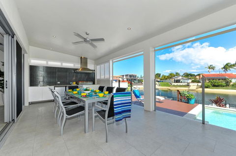 Belle Of Broadbeach - Pubs and Clubs 2