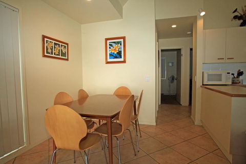 Berrara Lagoon Front Chalet - Pubs and Clubs 3