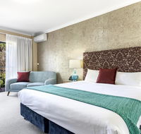 Berry Village Boutique Motel - Pubs and Clubs