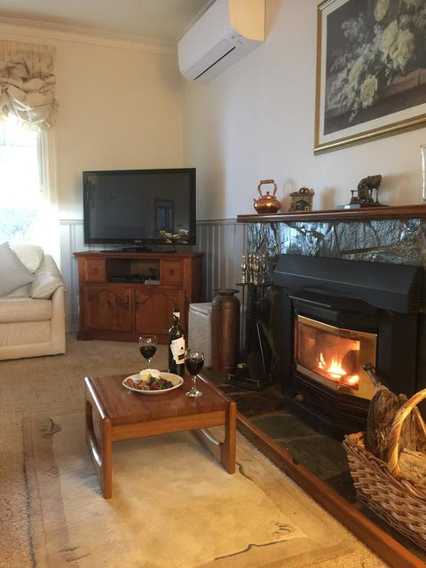 Bessie's Cottage - Pubs and Clubs 0