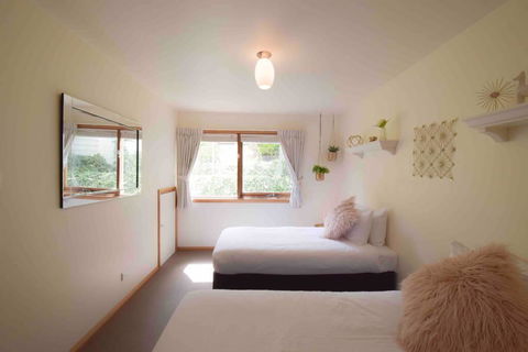 Best Location In Hobart! Luxury 4 Bedroom With Stunning Views - Pubs and Clubs 3