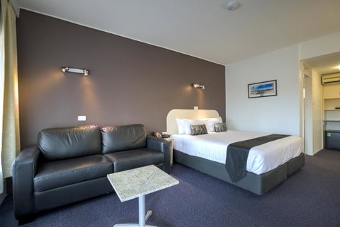 Best Western Zebra Motel - Pubs and Clubs 2