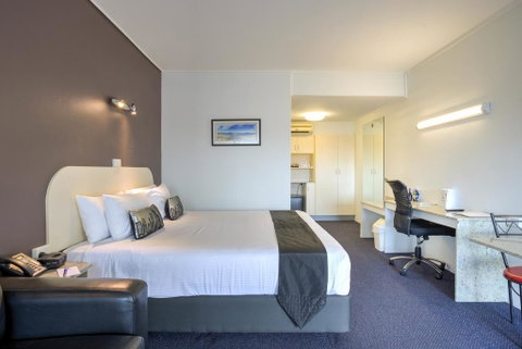 Best Western Zebra Motel - Pubs and Clubs 0