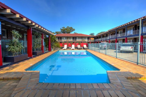 Best Western Zebra Motel - Pubs and Clubs 1