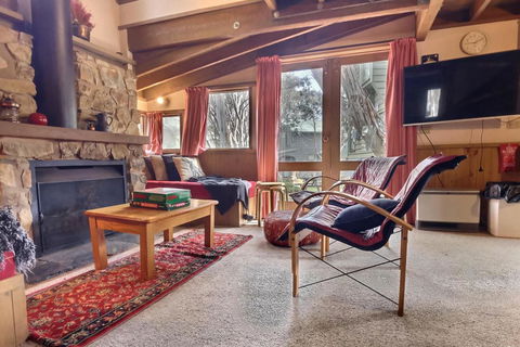 Bindi - Alpine Getaways's Chalet At Tower Rd - Pubs and Clubs 2